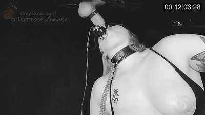 Mtsikana wokongola wokhala ndi mawere angwiro pa gloryhole